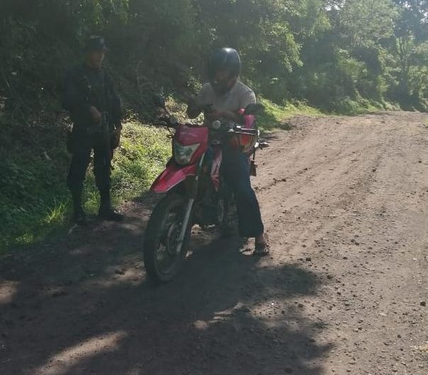 PNCSV's tweet photo. #Sonsonte l #PoliciaRural, realizando operativo de cierre en busca de sospechosos e ilicitos en cantón Las Marías #Izalco #PlanControlTerritorial https://t.co/hoPw5R432s