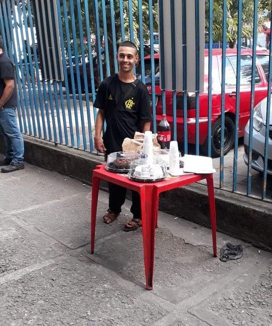 Qlf_2n's tweet photo. Aí rapaziada esse é nosso amigo Alan ele especial , msm assim trabalha aqui na entrada da rodoviária de campo grande vendendo seu amendoim de 1$ disso ele tira seu sustento! Hoje e seu aniversário, PARABÉNS pequenos gestos de amor fazem a diferença , parabéns você merece Alan ❤ https://t.co/2OHndmBvbf
