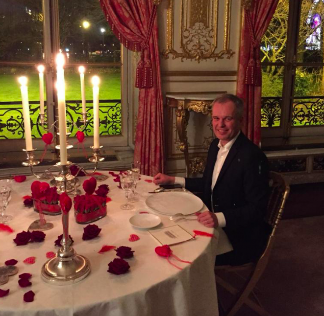 Mediapart's tweet photo. François de Rugy, en plein dîner professionnel, lors de la Saint-Valentin 2018. Notre dossier → https://t.co/ckKo59CUix #AffaireRugy https://t.co/D63QVETRkd