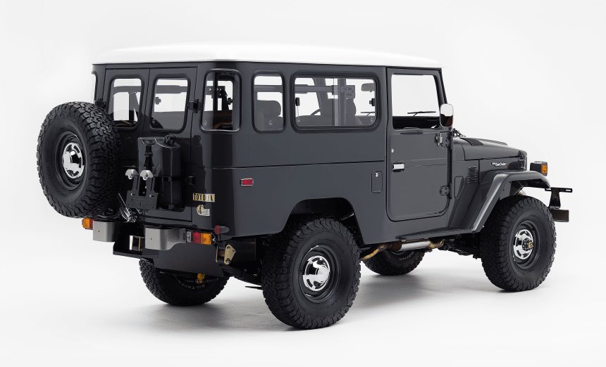 Sweet custom Land Cruiser <a href="/ToddSnyderNY/">Todd Snyder</a> <a href="/TheFJCompany/">The FJ Company</a> toddsnyder.com/products/the-t… + fj.co/detail/1978-La…