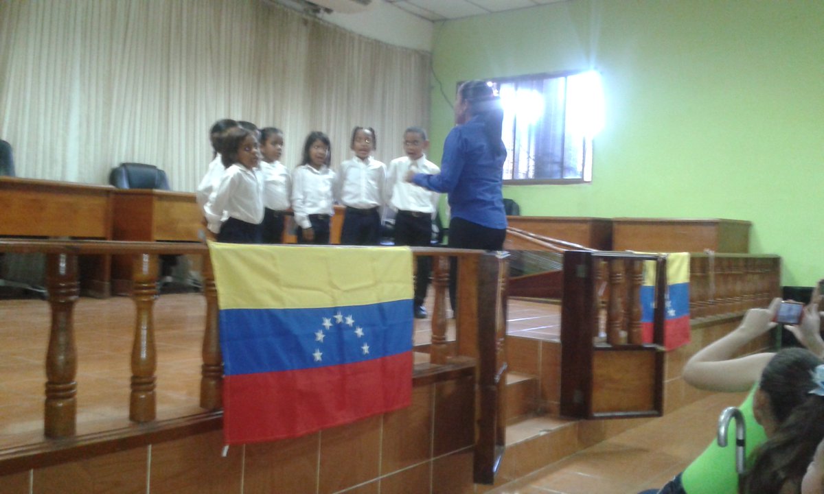 Nucleoosijaa's tweet photo. Concierto de cierre de año escolar 2018-2019 con el programa iniciación musical dirigida por la maestra Marianela Torrealba @SiBCIGuaricoacc @elsistema @SistemaGuarico https://t.co/gmIFvDCrPV