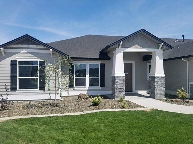 PagesWindows's tweet image. Went out the other day made sure all the windows worked properly on this cutie

#pageswindows #vinylwindows #buildidaho #newconstruction #customhome ift.tt/2XQ1bsF