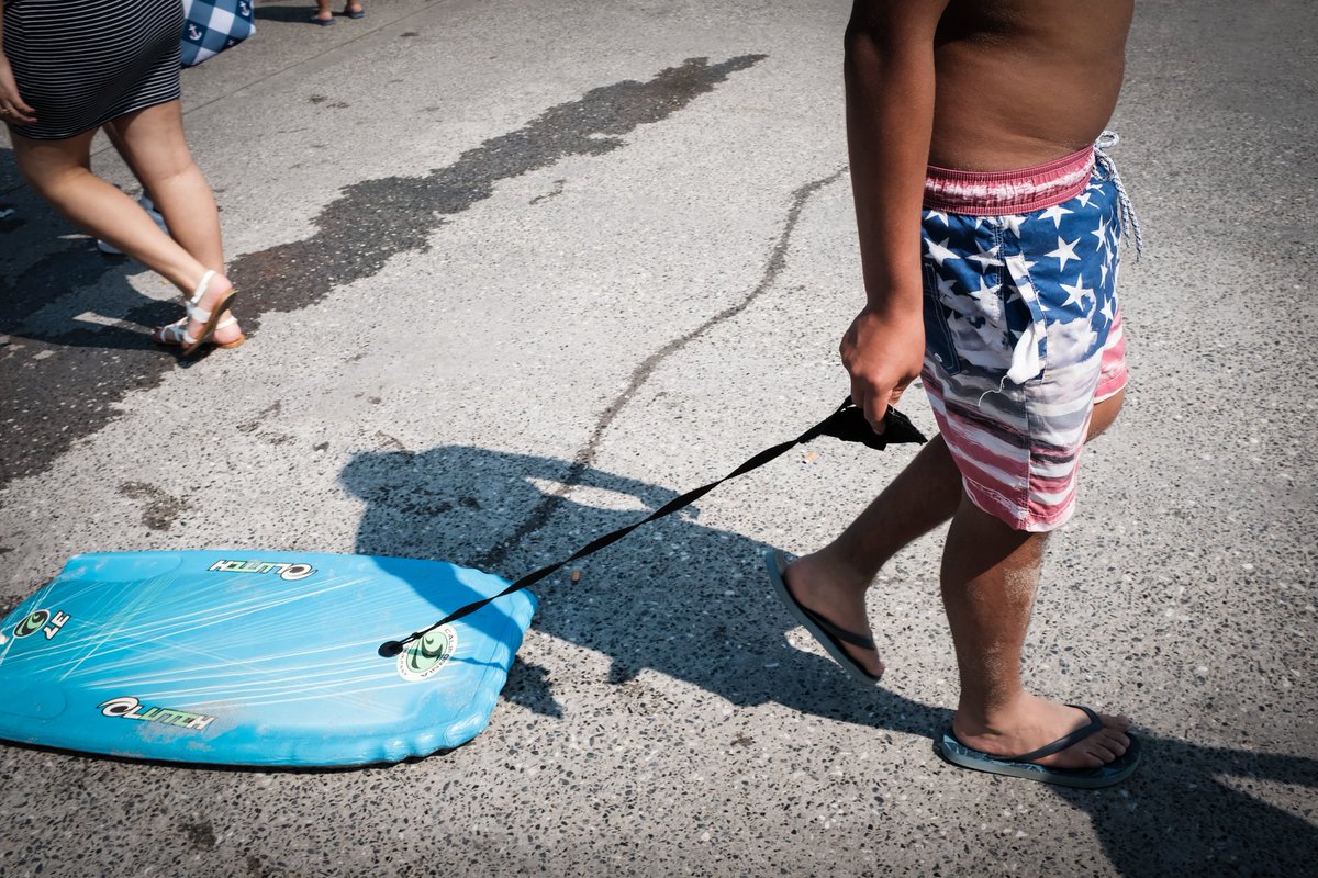 NYCMayorsOffice's tweet photo. ⛱️In response to this weekend’s extreme heat, @NYCParks will extend beach hours to 7pm this Friday, Saturday and Sunday. ⛱️

Official hours will be from 10am to 7pm. Wear sunscreen and drink water! https://t.co/3PWZ4dEKUG