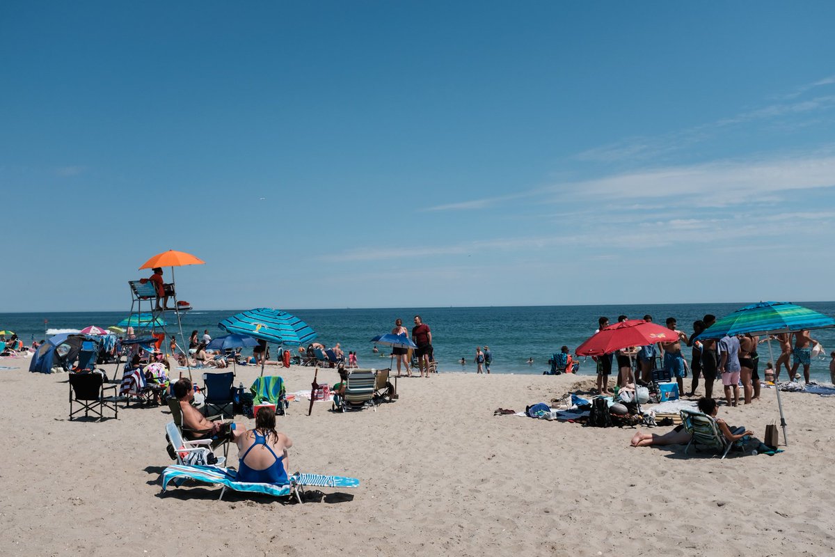 NYCMayorsOffice's tweet photo. ⛱️In response to this weekend’s extreme heat, @NYCParks will extend beach hours to 7pm this Friday, Saturday and Sunday. ⛱️

Official hours will be from 10am to 7pm. Wear sunscreen and drink water! https://t.co/3PWZ4dEKUG