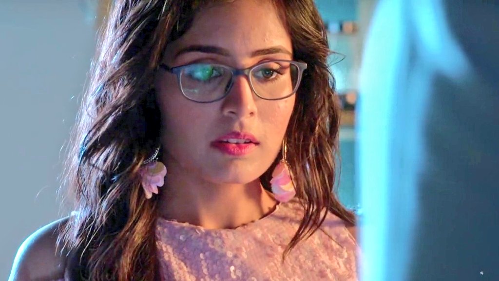 & deep silence ran through frm their bodies as if for the first time snow fall on the earth like rain drops touches the flower petals.he want 2 hold her shyness bt she felt she can't handle the growing spark between thm so she ran to the other side the line  #YehRishteyHainPyaarKe