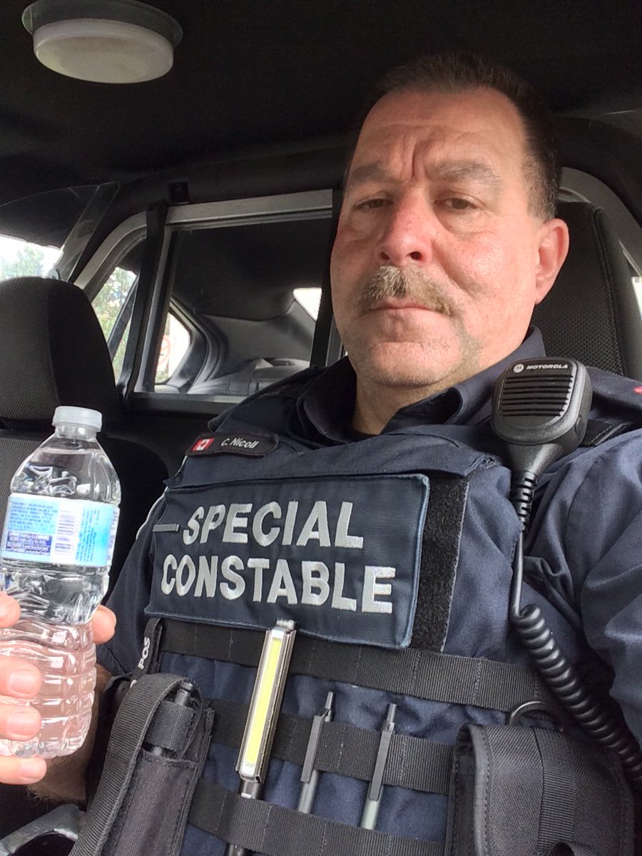 brownstone_cop's tweet photo. Please take precautions during the extreme heat alert today &amp; tomorrow.  Drink lots of water, stay in the shade or air conditioning when possible. @TOHousing has cooling centres available in some buildings.
For heat related medical emergencies call ‘911’

#NeighbourhoodSafety https://t.co/h0eaBx5WiS