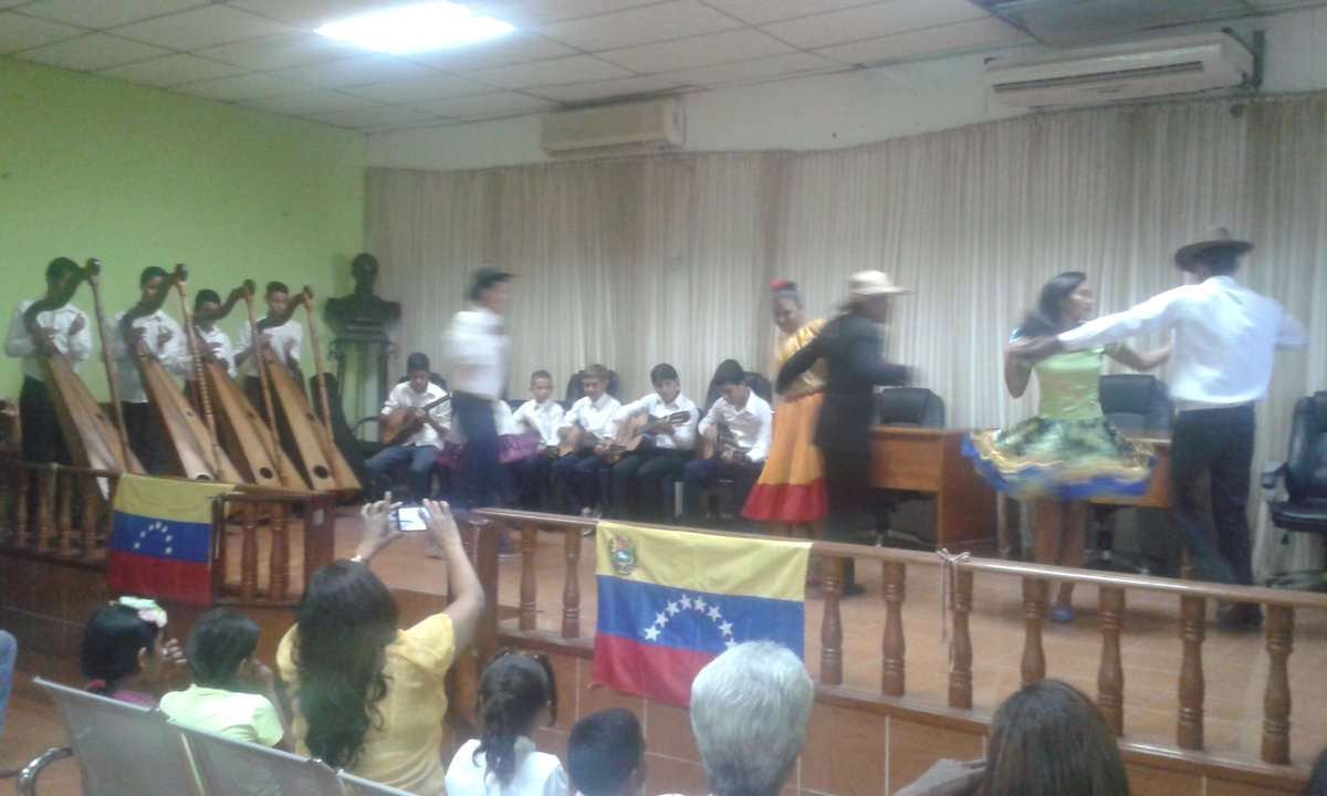 El P.E.E De nuestro núcleo conjunto al Programa Alma Llanera en concierto de cierre de año 2018-2019...  nuestro P.E.E Bailando nuestra musica Venezolana <a href="/SistemaGuarico/">Sistema Orq. Guárico</a> <a href="/elsistema/">El Sistema</a> <a href="/SiBCIGuaricoacc/">SiBCI Guáricoacc</a>