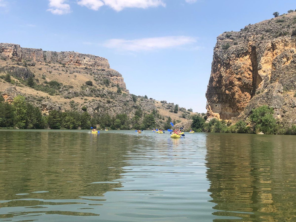 edith_stbc's tweet photo. Que bien se lo pasan los jóvenes de Edith en #StbcNavares2019. Hoy, mañana de canoas por las hoces del #Duratón https://t.co/wxASL2nJPy