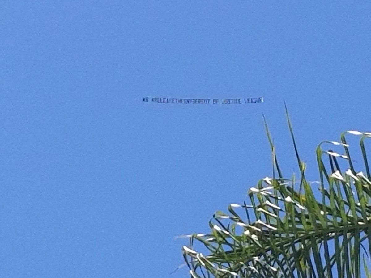 В небе над Сан-Диего пролетел самолёт с баннером: «WB, выпусти режиссёрскую версию „Лиги Справедливости“ от Снайдера»