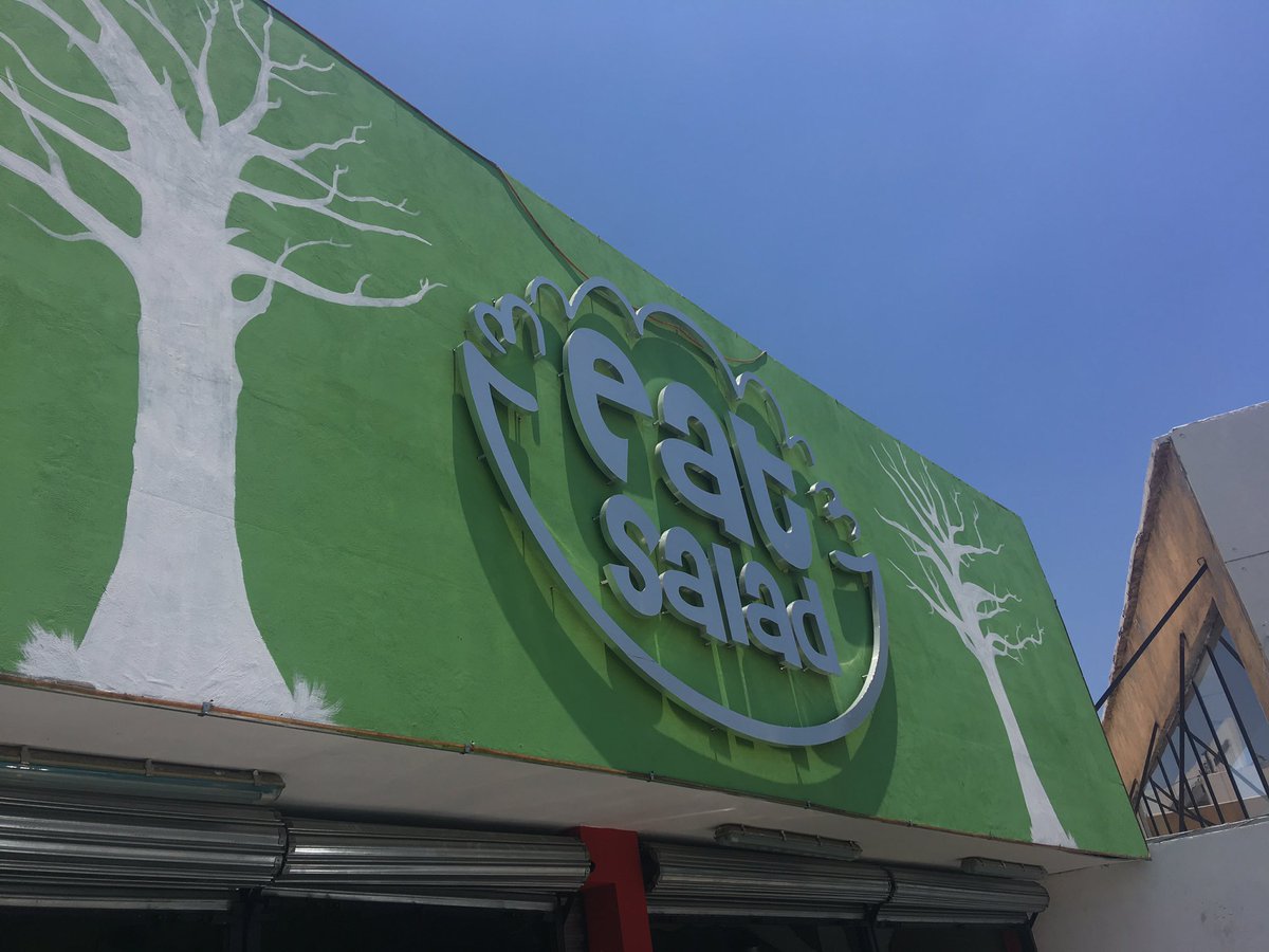 CARLOSEES's tweet image. Ingratos, hoy tocó comer una rica ensalada en #EatSalad.
Hicimos una mezcla de aderezo de chipotle y cilantro... sabe 😋😋😋