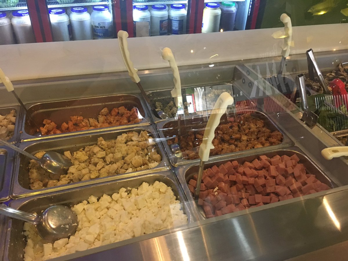 CARLOSEES's tweet image. Ingratos, hoy tocó comer una rica ensalada en #EatSalad.
Hicimos una mezcla de aderezo de chipotle y cilantro... sabe 😋😋😋