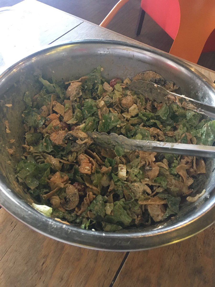 CARLOSEES's tweet image. Ingratos, hoy tocó comer una rica ensalada en #EatSalad.
Hicimos una mezcla de aderezo de chipotle y cilantro... sabe 😋😋😋