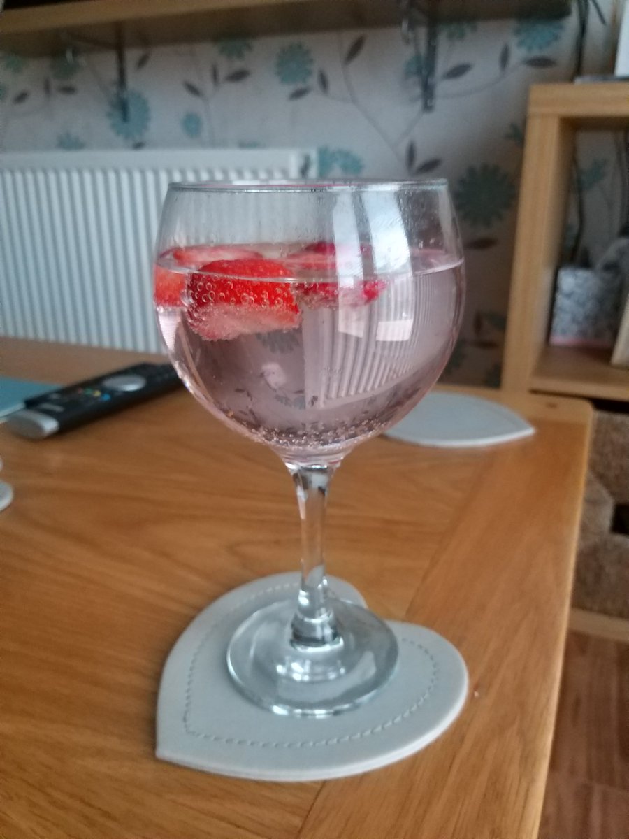 JakkiRobertson's tweet photo. Let the weekend begin 😉😉 #freshstrawberries #pinkgin https://t.co/5jUQV29LFl