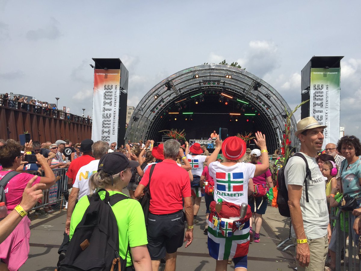 sluiterjos's tweet photo. De 4e dag van #4daagse2019 , de dag van Cuijk, traditioneel appelgebak, een moment van bezinning en een grandioze intocht. De bekroning nr 13 https://t.co/pw0ruG8qe5