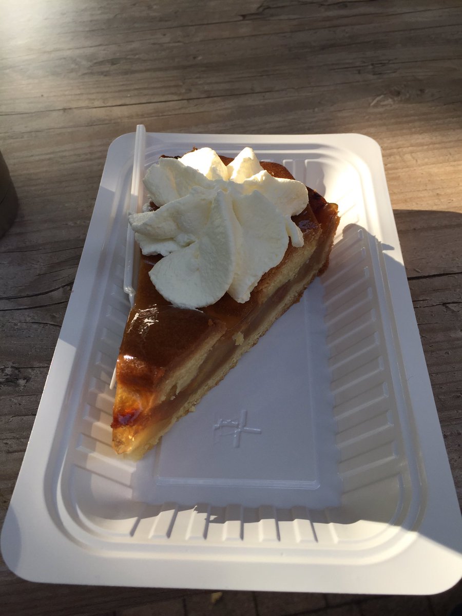 sluiterjos's tweet photo. De 4e dag van #4daagse2019 , de dag van Cuijk, traditioneel appelgebak, een moment van bezinning en een grandioze intocht. De bekroning nr 13 https://t.co/pw0ruG8qe5