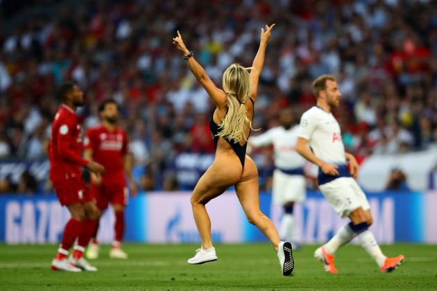 Bref225's tweet photo. Ce match ressemble à celui de la finale de la ligue des champions. 
J’attends la fille sexy qui a couru sur le terrain la dernière fois. https://t.co/hSbqODj2Zx