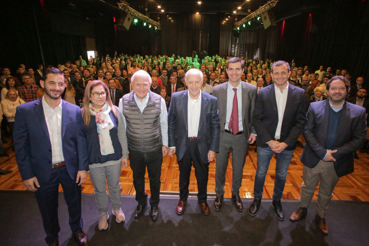 RLavagna's tweet photo. Extraordinario Encuentro Nacional de Candidatos de #ConsensoFederal en Pilar. La participación y el entusiasmo fueron  masivos y los discursos de @UrtubeyJM, @MiguelLifschitz y @GracielaCamano, brillantes. Más de 400 dirigentes compartieron la decisión de derrotar la polarización https://t.co/9Z5EAQUsMk