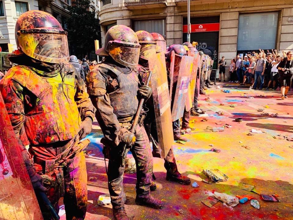 holahiktur's tweet photo. Globos con pintura; se daña la visibilidad, lo que obliga a la remoción del casco y máscara, lo que lo pone al mismo nivel de vulnerabilidad ante los gases que los manifestantes. Además, a medida que se va secando, se vuelve un sticky issue 
Cc. Compawave #RickyRenuncia https://t.co/CPhSk7bocD