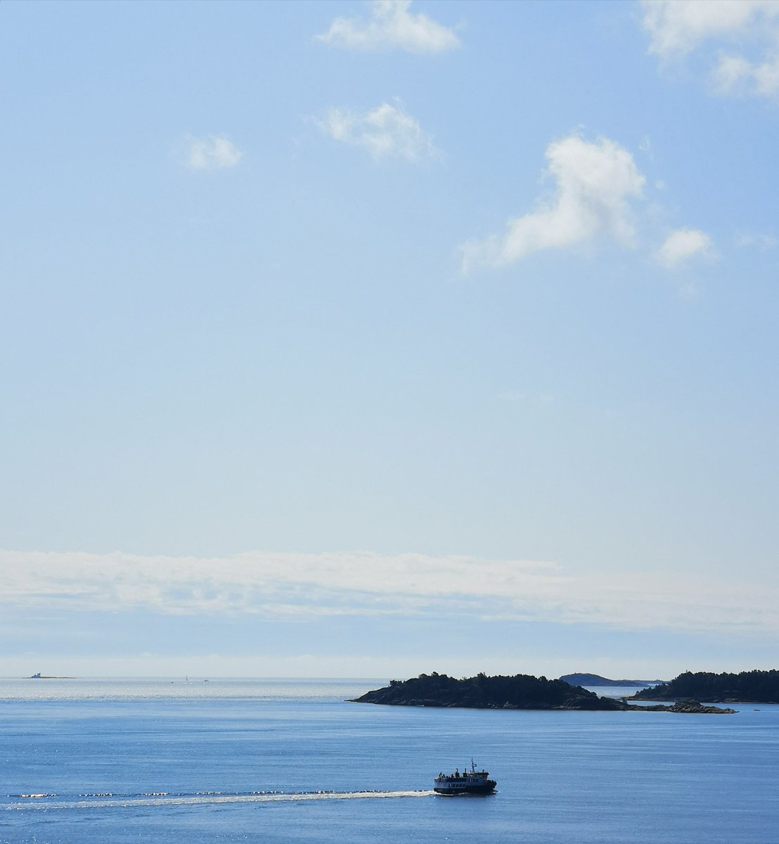 Jeg gikk til byen. Det var en fin tur på omtrent sju kilometer, så jeg gikk tilbake også.