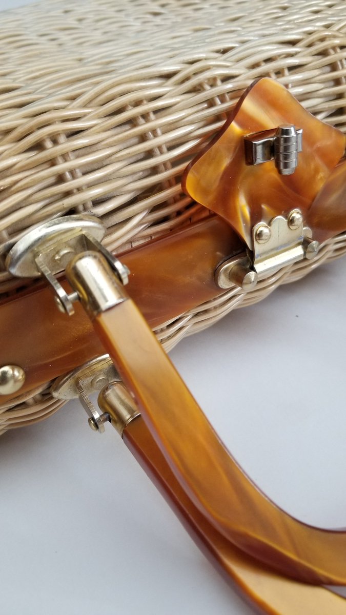 FussbudgetVntge's tweet photo. Pretty #vintage woven straw purse with caramel #Lucite handles and goldtone hardware https://t.co/7pri933IJT via Etsy

#midcentury #purse #vintagehandbag #vintageshop #etsyshop 
#bagthisbag https://t.co/kFtDLEpxsy
