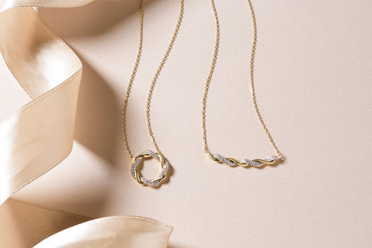 FieldsJewellers's tweet photo. Browse stunning jewellery in Fields the Jeweller shops and on https://t.co/9Eb90Vw4Km. Join our Privilege Club today and save up to 15% on fine jewellery at Fields! #ForFriendsForFamilyForYou https://t.co/2kM6PCOZg5
