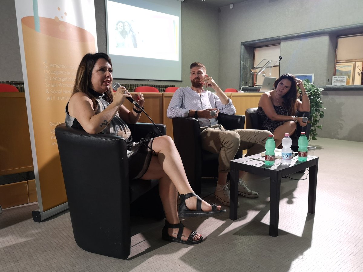 «La rete non dimentica. Ai nostri studenti spieghiamo quanto il "virtuale sia reale" (cit. <a href="/paroleOstili/">Parole O_Stili</a>) perché "verba volant, screenshot manent". Sono cambiate le abitudini degli utenti ed è necessaria maggior consapevolezza», parola di <a href="/valemariniHR/">Valentina Marini</a>. #GalateoLinkedIn #19luglio