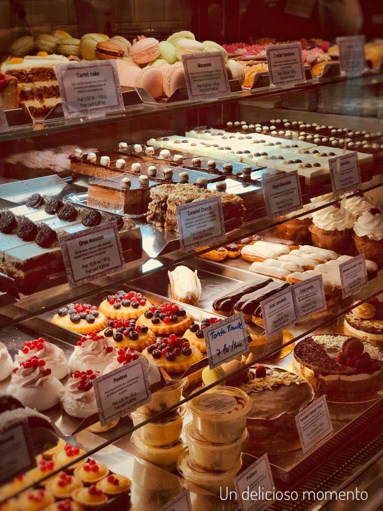 DeliciosoMoment's tweet photo. 😋 ¡#BuenViernes amigos #foodies! El #DeliciosoMomento de hoy es cortesía de la cafetería Senneville en #Timisoara, un coqueto lugar en pleno centro y cuyos postres y café están a la altura ¡de los parisinos! ¿Estás listo para experimentar #Rumanía?

#ExperienceRomania 👇🏼🇬🇧 https://t.co/mX0XPe2WMh
