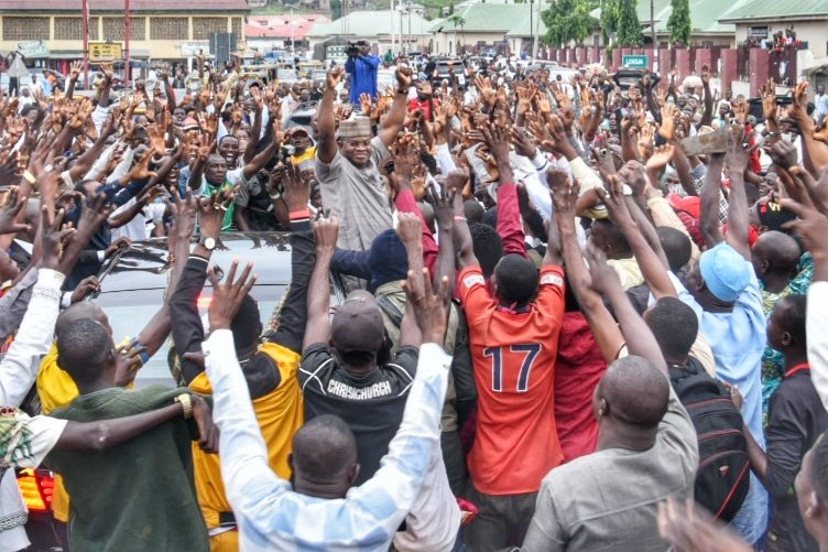 cbngov_akin1's tweet photo. His Excellency Governor Yahaya Bello entrance this evening. Spontaneous crowd welcome from NATACO (Entrance of Lokoja,  Kogi  state capital from Abuja axis) to Government House.

Local man in Kogi is Impressed 😀😆

#NovemBello
#GYB4plus4 
#GYB4+4
APC.........SAK https://t.co/jgMPaUuXrN
