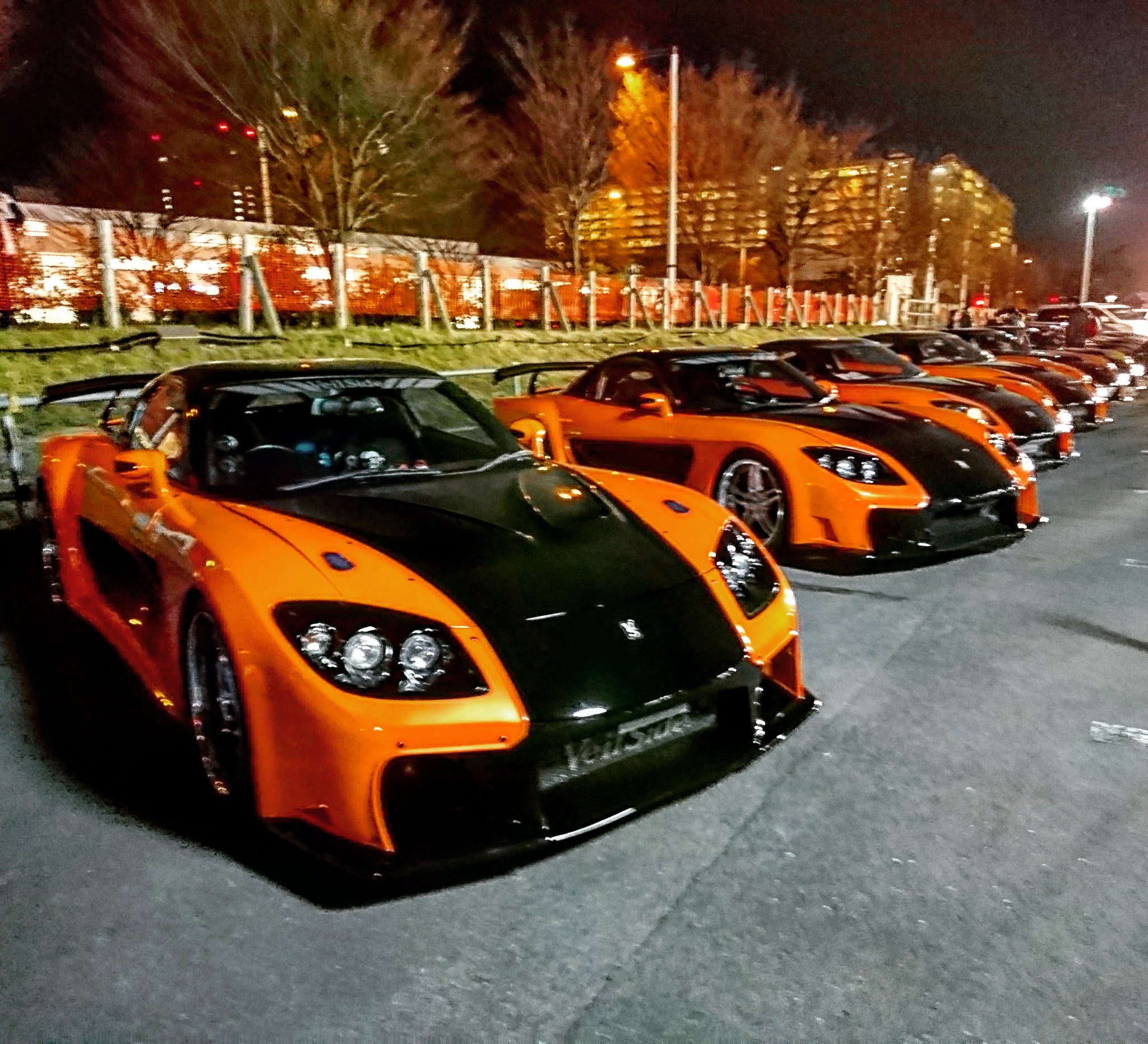 Blaze エンジニア マツダ Rx 7 ヴェイルサイド ワイルドスピードで一躍有名になったこの一台 Fd3s ベースにヴェイルサイド謹製エアロキットを纏って あたかも全くの別物かのように見せている 街中で見かけることはまずない一台だが イベントで一斉