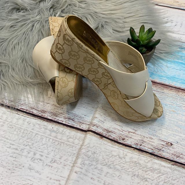 CMSpringfieldPa's tweet image. #mkmagic 💕❤️ Michael Kors wedges  size 6 just $20! 🔥🔥 To purchase give us a call at 610-455-1500, send us a DM of this post with your PayPal email or stop in store before 9pm 🌈🌈 Have designer goodies that you’d like to sell? We offer premium payo… ift.tt/2Stt5EJ