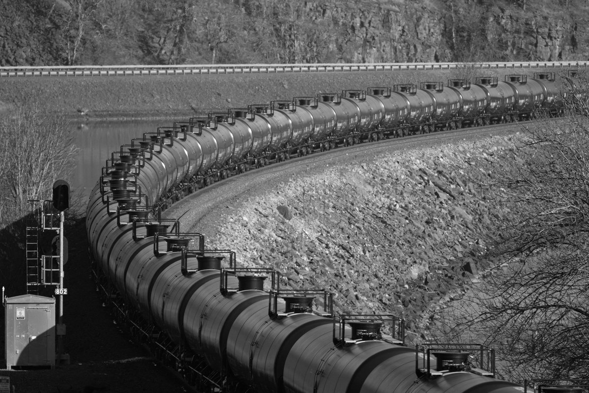 ColumbiaRKeeper's tweet photo. Stand up for your community (https://t.co/6bMlOa8bZb). Global Partners’ proposed air pollution permit could allow Global to store more crude oil at its Columbia River terminal. How? Under the guise of restarting ethanol production. #standuptooil https://t.co/kqSD177tQJ