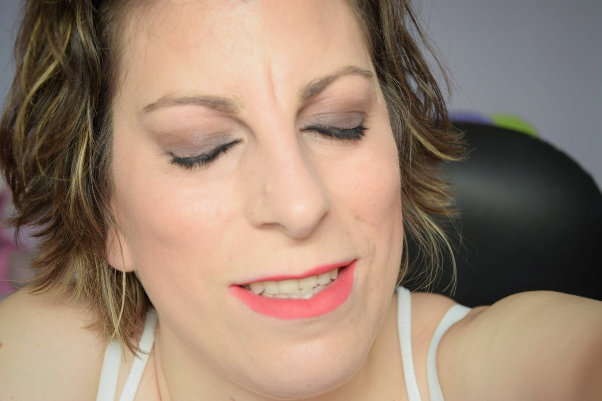 Anita_Cifu's tweet photo. ¡Buenas noches!! Pues este es el maquillaje del último vídeo de mi canal de Youtube, en mi perfil tenéis el link.
.
.
.
#ElUniversoDeAnaMaría #makeup #maquillaje #youtube #maybelline #theblushednudes #W7 #astor #iheartmakeup #loreal https://t.co/lERwkqeV3J