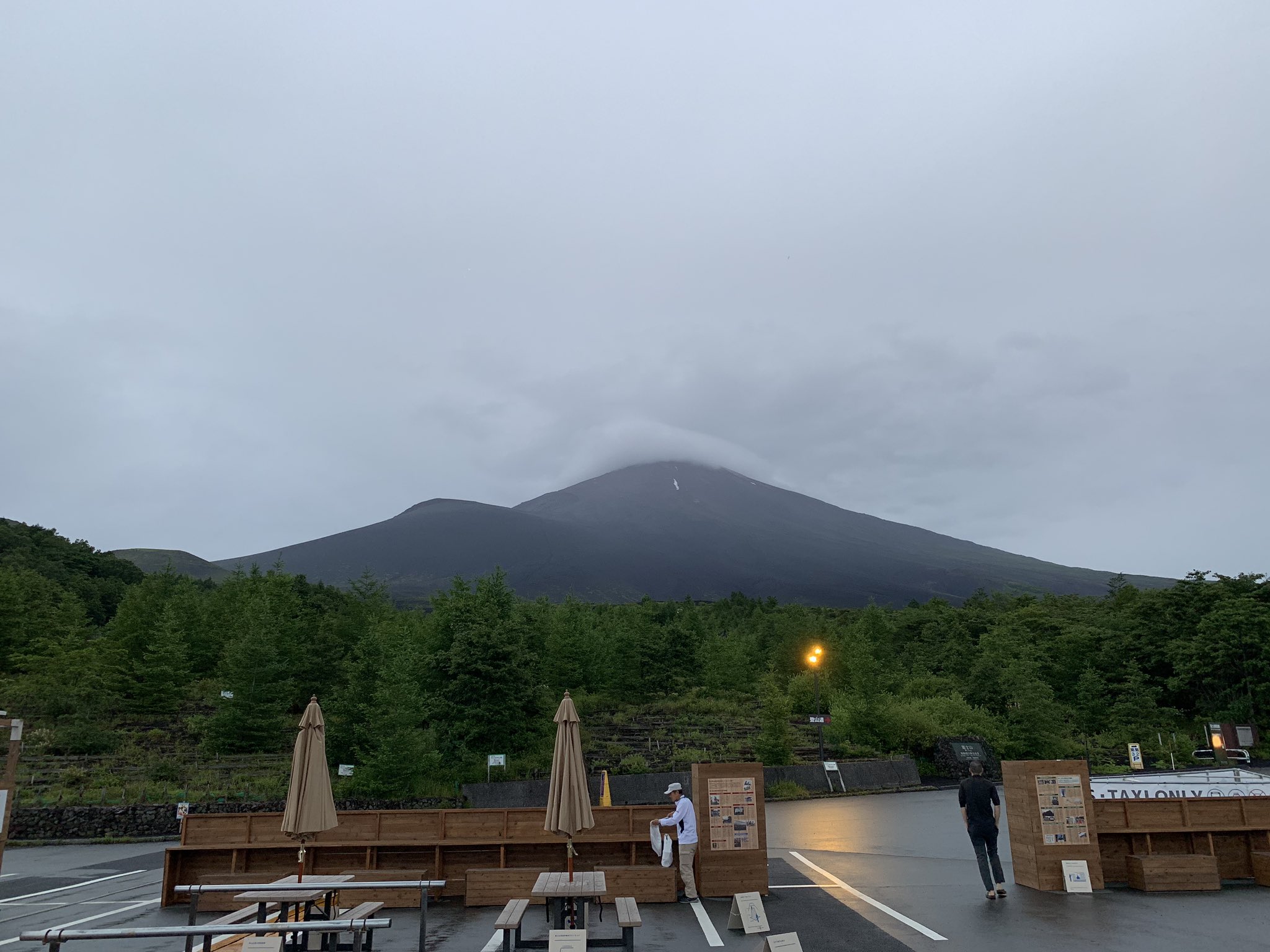 Mtfuji Trailstation おはようございます 現在の御殿場口新五合目は軽く雨が降っています 今日は天気が変わりやすいので レインウェアや防寒具は必須です 軽装での登山は危険なので しっかりとした装備で登山を楽しみましょう 気温18 湿度86