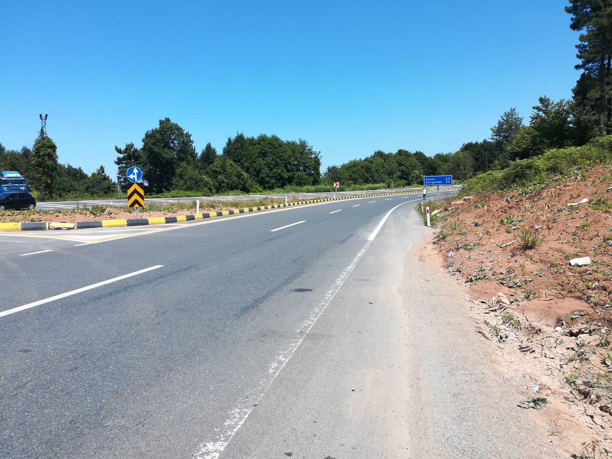 _bisikletli_'s tweet photo. Bitmeyen rampalar, güneşin kavurucu sıcaklığı ve aşırı susuzluk, Ereğli-Zonguldak arası bisiklet yolculuğumda karşılaştığım en büyük zorluklar değildi. Aksine karşı karşıya kaldığım en büyük zorluk, bu yolu tamamlama azim ve kararlılığını kaybetmemekti. https://t.co/1WXkPAGh6c