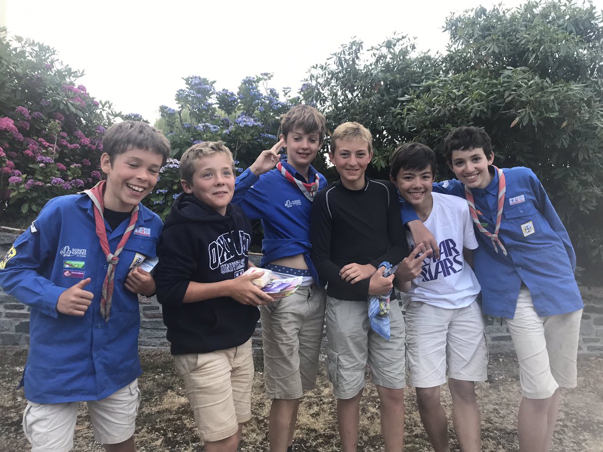 scout34_sl's tweet photo. 🥓🍖Tout le monde est arrivé à bon port ! Enfin une soirée sans les chefs ! 🍬🍫 https://t.co/Yj12wdK0tE