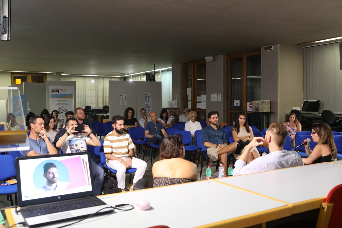 «LinkedIn non è solo una piattaforma per cercare lavoro, ci si collega con altri professionisti, si studia, permette di scrivere articoli per condividerli sul web o altri social. Ci sono molti motivi per iscriversi» - <a href="/HR_GiadaS/">Giada Susca</a>

#GalateoLinkedIn #19luglio
Foto <a href="/NicoEsp72/">Nicoletta  Esposito</a>