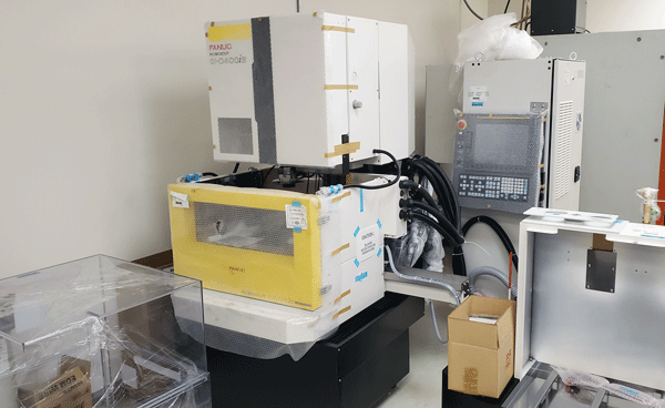 gagemaker's tweet photo. This morning we got our new @FANUCAmerica Robocut α-C400iB delivered. This new wire EDM will increase our capacity so we can shorten those deliveries and get the gages you need faster. Now we just have to set it up! Let's get to work!🛠️💯👏👍 https://t.co/sPEqoWSOwZ