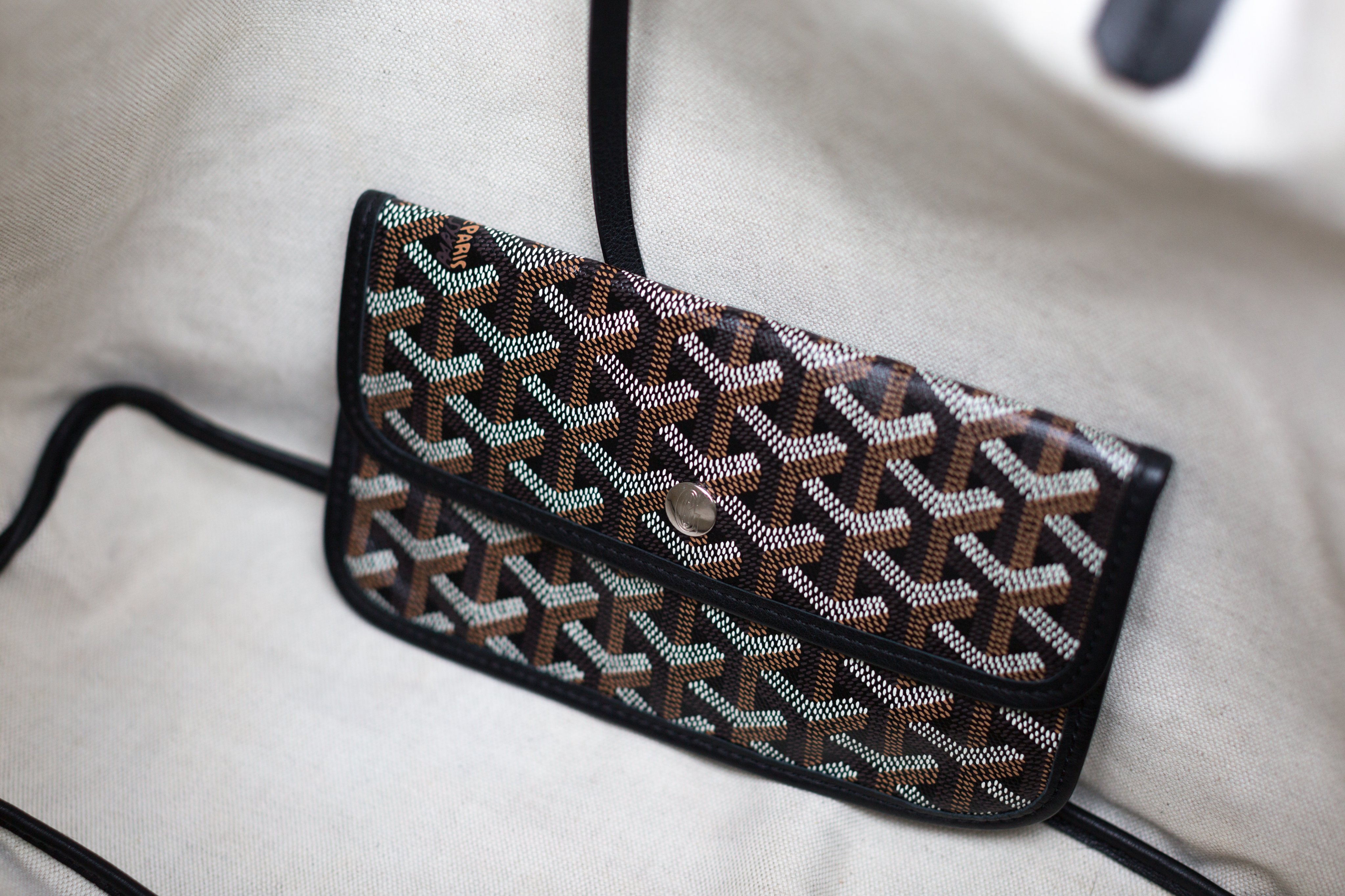 StockX on X From the Monogram Chevron slot wallet to the Victoire wallet here are all the different wallets Goyard makes https t hVSCBF9uyf https t h6tKvRkxQx X