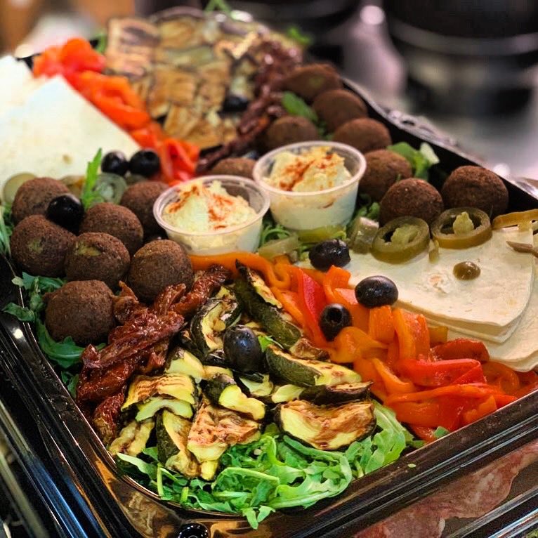 Abstarv's tweet photo. Beginning of the weekend with gatherings and partying🥳a tasty vegan platter will be ideal to share #abstarv 

#falafels #grilledveggies #hummus #taheni #sharing #platters #party #foodie #london #toplondonrestaurants #londonbridge #boroughmarket #tooleystreet #londonbridgestation https://t.co/chEZLlATps