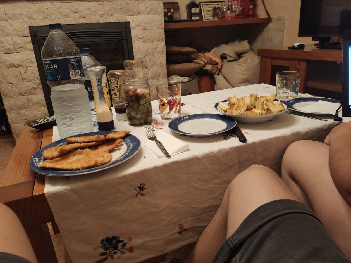 srfayos's tweet photo. Aqui cenando en el #Divieto siempre papi nunca impapi. #PerroViejoMamda #PrayForRamon #LaReinaDelBrillo https://t.co/tCnq3qBGrA