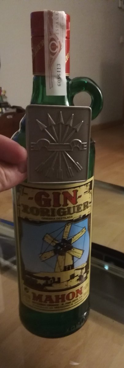 Alambretto's tweet photo. Nada como llegar a casa "perfumadito" y encontrarte este detallazo del Sr. @MasFillol. @XoriguerOficial siempre en mi equipo #Pomada #GinAmbLlimonada #Ginet https://t.co/UF3VgBa3hv