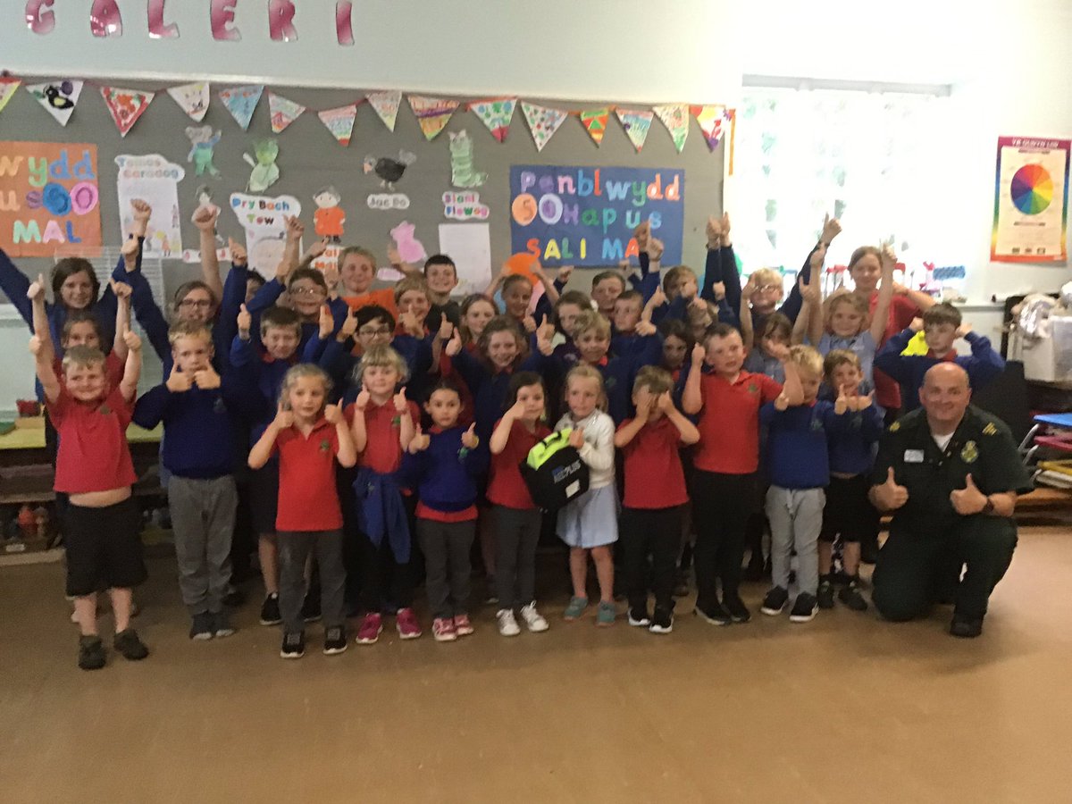 Diffibrilwr wedi ei osod yn yr ysgol heddiw! Diolch i Tomos <a href="/padcymru/">Paul Dawson</a> <a href="/WelshAmbulance/">Welsh Ambulance</a> @savealifecymru am adnodd gwerthfawr i’r gymuned gyfan, ac i Gyngor Cymuned Penmachno am dalu i’w osod. There is now a defibrillator located at the school, a vital resource for the community.