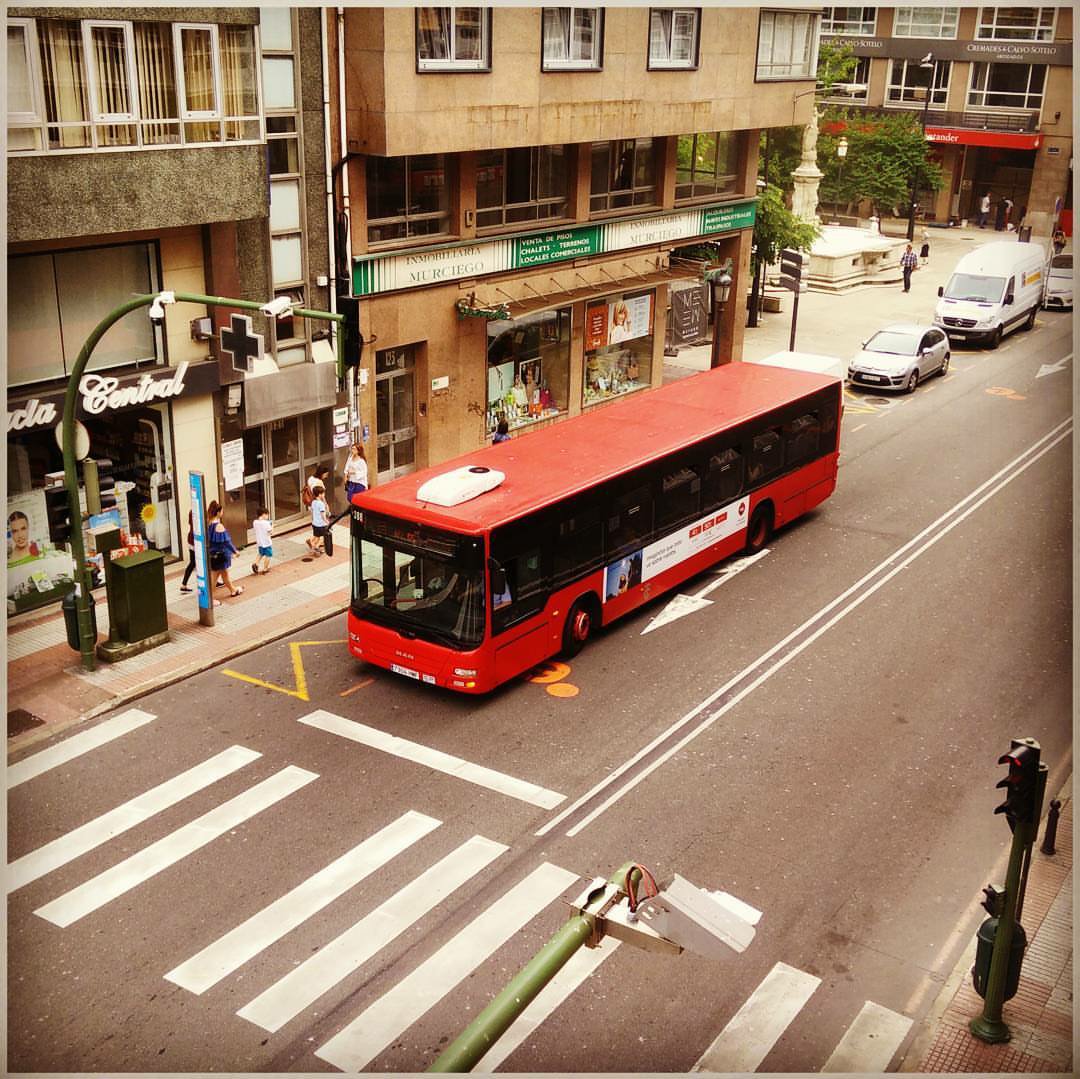 BlogBusurbano's tweet image. Disfrutamos del privilegio de otear esta #Par167 de #SanAndrés 121, #SantaCatalina, desde lo alto del edificio de enfrente, el de 1911!

#Lín6A #BusUrbano #Bus388 
#MAN #NL283F #LionsCity
#Bus #Burillo #Rojo #TransportePúblico #Coruña
#InstagramBusurbano

instagram.com/p/BVl6xK7gkp4/…
