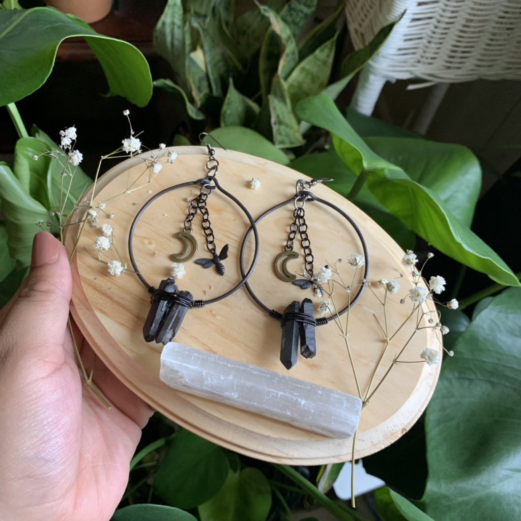 ✨ ☾ Eclipse  Giveaway ☾ ✨

As a thank you &amp; to celebrate my birthday next week I’m giving away a pair of my eclipse hoops and a selenite stick 🖤

To enter:
1. Follow me and RT this post 
2. Tag someone you think would like these hoops 
3. Must be in the U.S 

Closes at 3k🌙