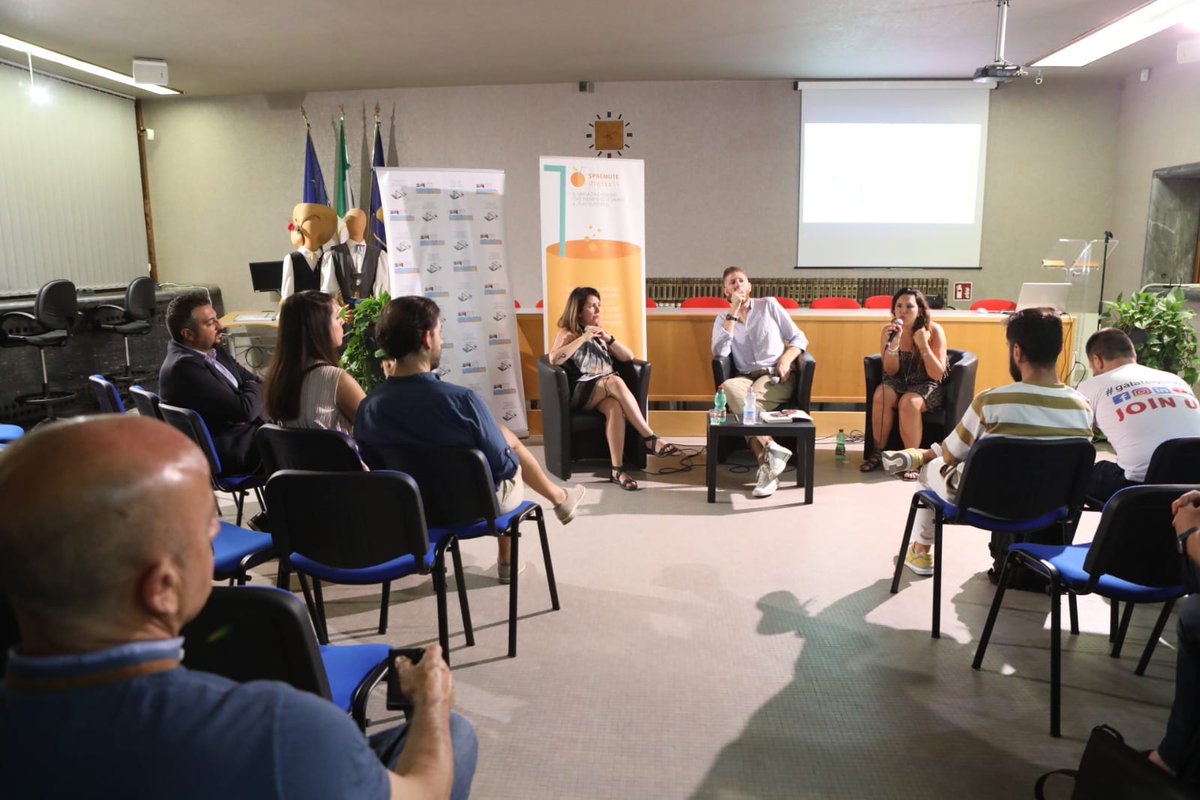 «Non è lo strumento buono o cattivo, bensì l'uso che si fa dello strumento stesso» - <a href="/valemariniHR/">Valentina Marini</a>

«<a href="/galateolinkedin/">#GalateoDigitale</a> è un progetto, no profit, fatto di persone, coltivato dalla nostra passione per l'educazione» - <a href="/HR_GiadaS/">Giada Susca</a>

#GalateoLinkedIn #19luglio
Foto <a href="/NicoEsp72/">Nicoletta  Esposito</a>