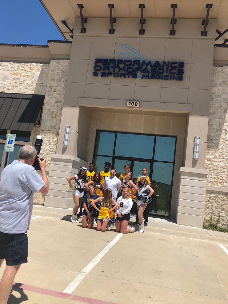 KathyAveryDavis's tweet photo. Had fun watching my senior Marquette and her Marquette friends join other MHS athletes as they posed for fall program ads for some of our amazing community supporters!  #senioryearishere @MMarquettes @MHSLions https://t.co/23VvW2HRZA