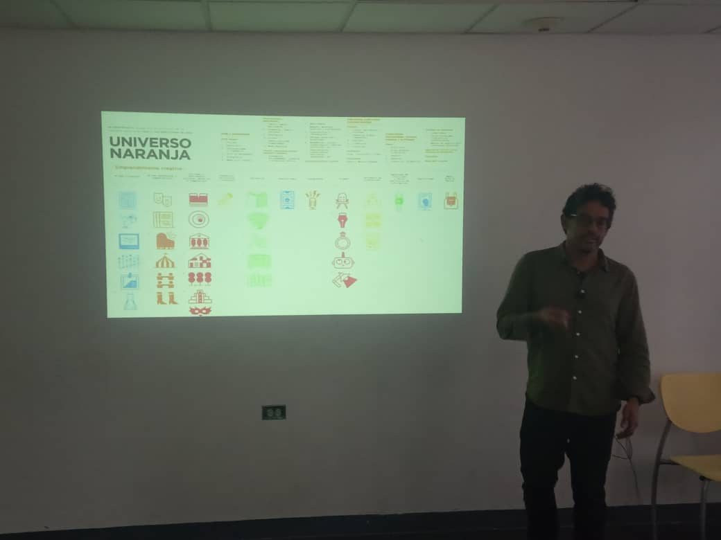 wikot's tweet photo. ¿Universo Naranja? @camiloiturra lo explica en el #StartupWeekCcs https://t.co/EJ1MKh8NMf