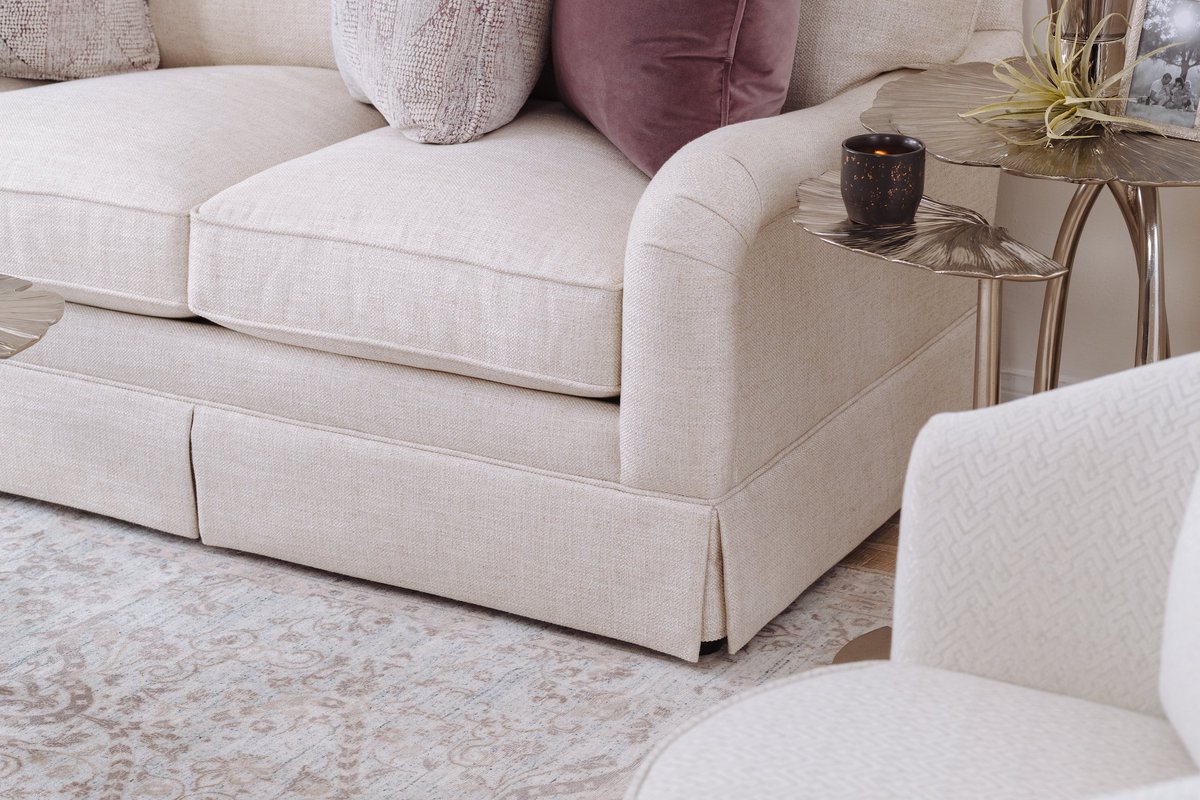 Mathis_Home's tweet photo. The secret to a stylish room? Just a neutral sofa from Bernhardt with your choice of pillows. ✨

#MathisStyle #YourStyleYourPrice #Livingroom https://t.co/DEdfWzBDaw