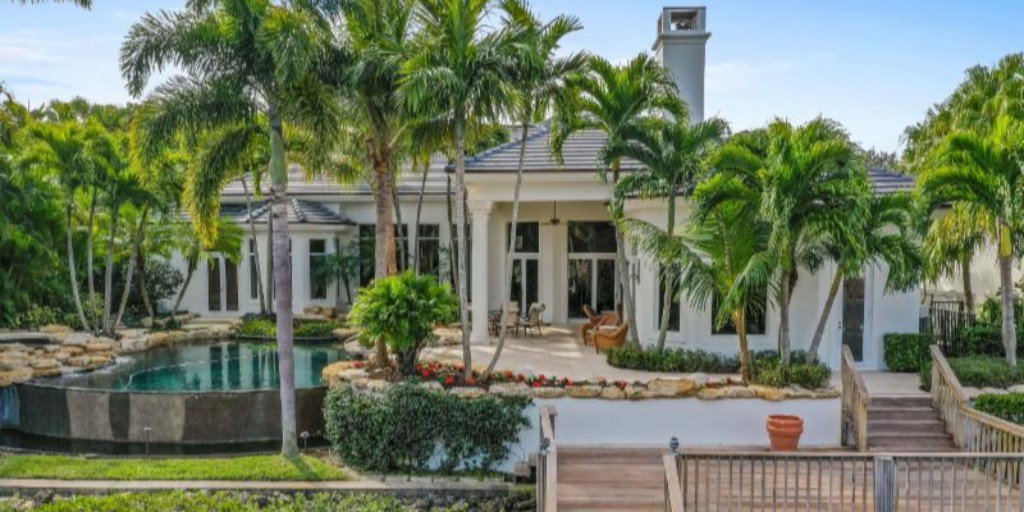 AdmiralsRealty's tweet photo. SOLD - $3,500,000

434 Mariner Drive 
5 beds|5.1 baths|6,328 sf

Deep Water Estate in Admirals Cove.  If you are looking for RESULTS in the sale or purchase of a home in Admirals Cove, contact Admirals Cove Realty at 561-744-8800 or visit us at https://t.co/cSej0e0N8y https://t.co/vJpLm3nNR5