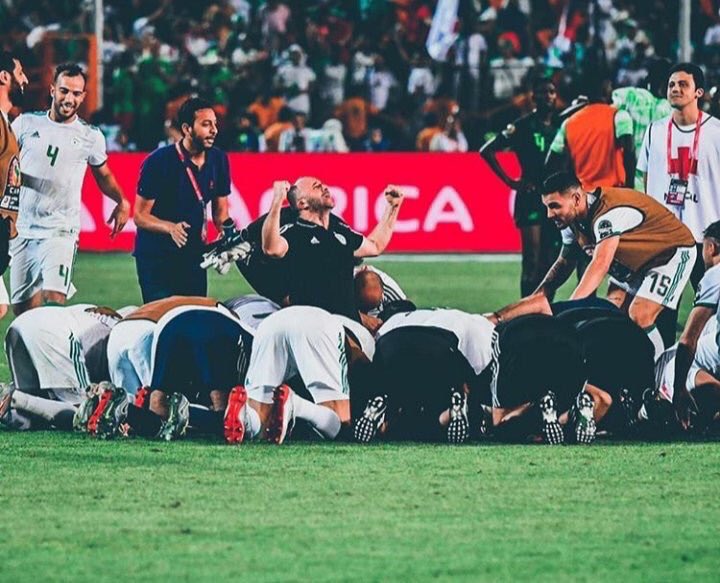 mayssamaghrebi's tweet photo. الف مليون مبروك للشعب الجزائري فوز منتخب #الجزائر 🇩🇿 #محاربي_الصحراء 
ذهبت بطولة أمم أفريقيا لمن يستحقها وشرّفتم العرب بالأداء الراقي الممتع 👏🏻👏🏻👏🏻

#الجزائر_السنغال
#امم_افريقيا_2019 https://t.co/YZgBKuj8iz